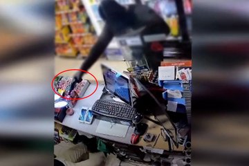 Un encapuchado armado con una pistola intenta robar en una tienda y acaba recibiendo su merecido