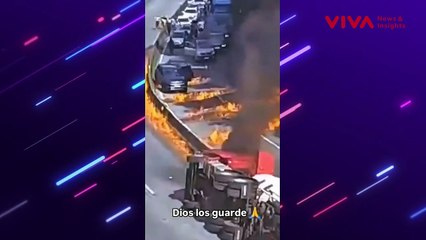 Video Truk Berisi Cairan Terguling dan Terbakar Hebat