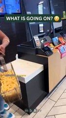Une scène improbable dans un McDonald's : une employée jette une friteuse sur une cliente