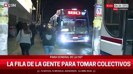Colectivos desbordados y decenas de pasajeros que no llegan a subirse por la cantidad de gente que viaja