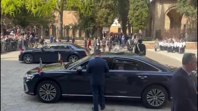 «Romagna mia» suona per re Carlo e Camilla a Ravenna: il video