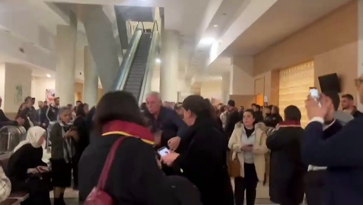 Mattia Ahmet Minguzzi’nin annesi Yasemin Minguzzi, duruşma salonundan cıkarken “gözümün içine bakıyor” diyerek tepki gösterdi.