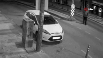 Park halindeki otomobili tekmeleyip aynasını kırdı