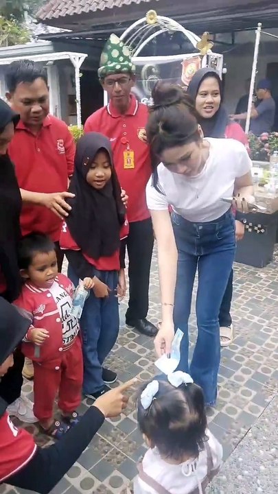 Lady Rara bagi2 thr