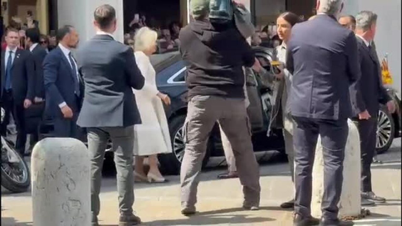 L'arrivo di re Carlo e della regina Camilla a Ravenna, il video: il saluto alla folla e gli inni nazionali