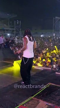 Closer view of the moment Burna Boy left the stage after a fan unexpectedly jumped him during his performance in Lagos.After ... Burna Boy addressed the incident- ‘It was a free show. I was supposed to do 10 mins and did almost an hour. Everybody kn
