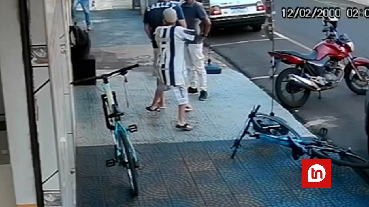 Vídeo mostra empresário pai de dez filhos sendo morto a facadas pelas costas no Paraná