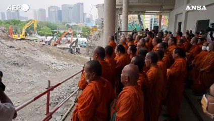 Thailandia, 103 monaci buddisti pregano per le vittime del crollo di un grattacielo