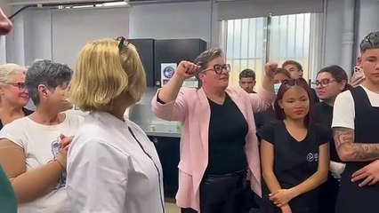 Estudiantes de peluquería se especializan en el cuidado de pacientes oncológicas