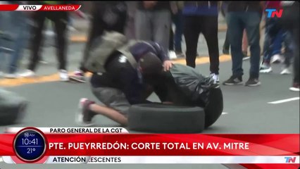 Piqueteros quisieron prender fuego a neumáticos y la Policía se los impidió