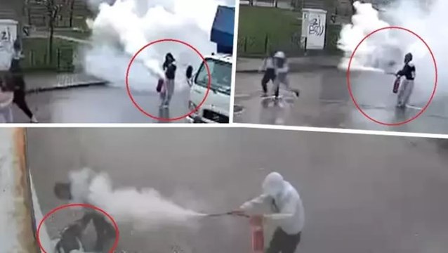 Camiden çaldıkları yangın tüpünü birbirine sıktılar! Bayılan arkadaşına gaz sıkmaya devam etti