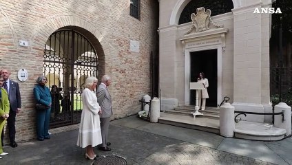 Carlo e Camilla in visita alla tomba di Dante a Ravenna