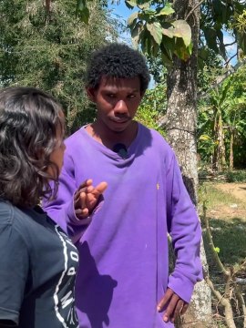 Mujeres se rien de su amiga por sus zapatos roto El Haitiano Compale