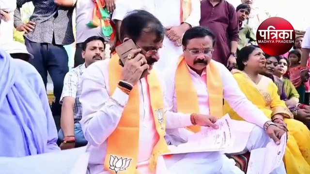 बीजेपी सांसद ने गांव में चौपाल लगाकर सुनीं ग्रामीणों की समस्याएं