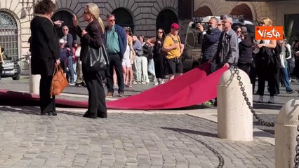 Re Carlo III lascia Montecitorio, il tappeto rosso all'ingresso riarrotolato dopo la sua uscita