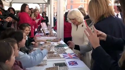 Carlo e Camilla, insieme a Mattarella, in giro per gli stand in piazza del Popolo a Ravenna