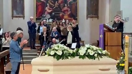 L'ultimo saluto a Filippo Bonacchi, attore e volontario di clownterapia: la sorella chiede di applaudire come a teatro