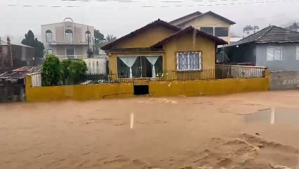 Chuva intensa alaga ruas, danifica estradas e causa suspensão das aulas no Sul de SC