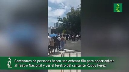 Centenares de personas hacen una extensa fila para poder entrar al Teatro Nacional y ver el féretro del cantante Rubby Pérez