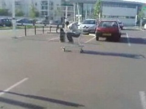 maiis avec son caddi