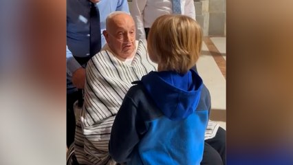 Así ha sido la visita sorpresa del Papa Francisco en camiseta y con un poncho