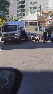 Acidente entre dois carros interdita rua de colégio particular em bairro nobre de Salvador; veja vídeo