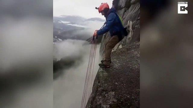 Un saut en parachute d'une falaise dans le brouillard à l'aveugle totale