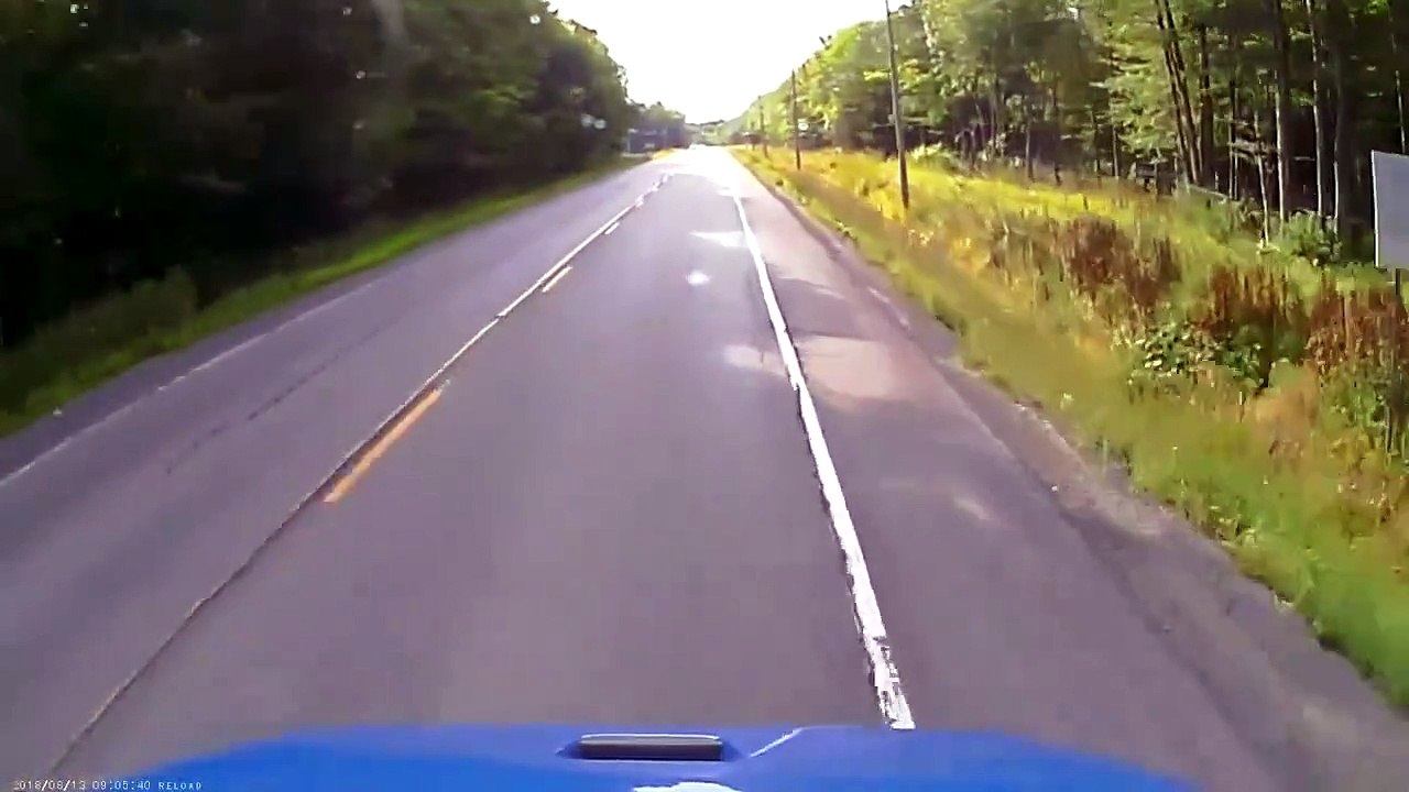 Ce conducteur évite une voiture de justesse... Beau réflexe