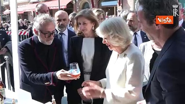 Carlo assaggia l'olio, Camilla fa la pasta fresca, poi Romagna mia in piazza. I reali a Ravenna