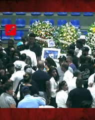 Dominicanos asisten a velatorio masivo por las víctimas del colapso en la discoteca