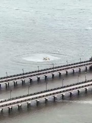 Helicóptero se estrella en el río Hudson; autoridades investigan