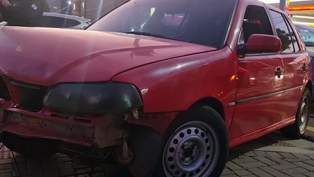 Acidente envolve três veículos na Avenida Carlos Gomes