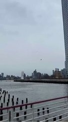 Veja momento em que helicóptero cai no Rio Hudson, em Nova York