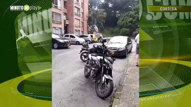 Camión derriba poste de luz en Envigado al subir hacia La Cuenca Bomberos ya atienden la emergencia