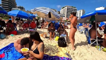 Beach : Walking on in Rio Fun & Relaxation