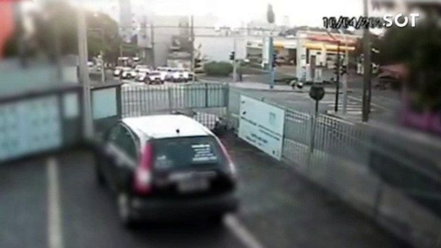 Imagens de câmera de segurança registram colisão entre três veículos em cruzamento movimentado de Cascavel