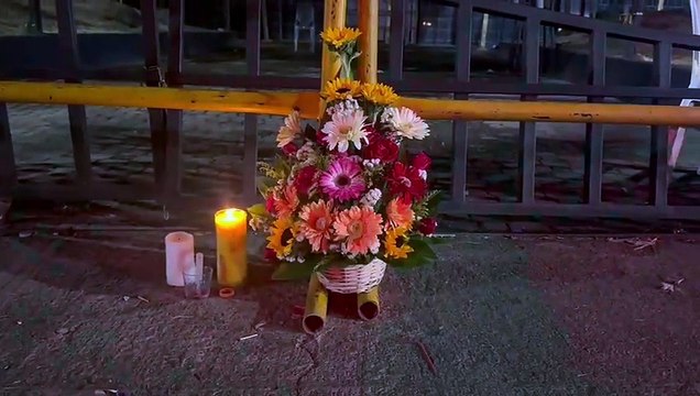 Ciudadanos rinden homenaje a las víctimas del colapso del techo en la discoteca Jet Set con flores y velones