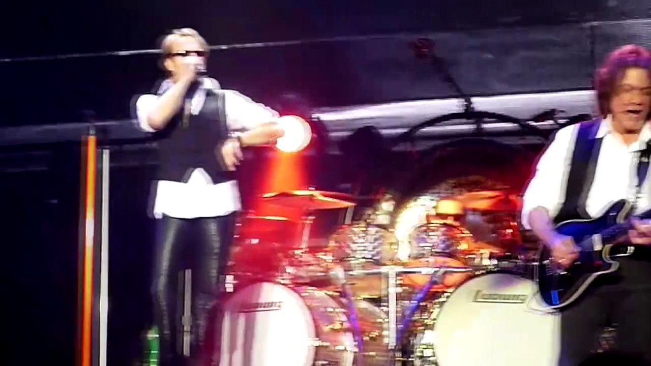 Van Halen - Runnin With The Devil