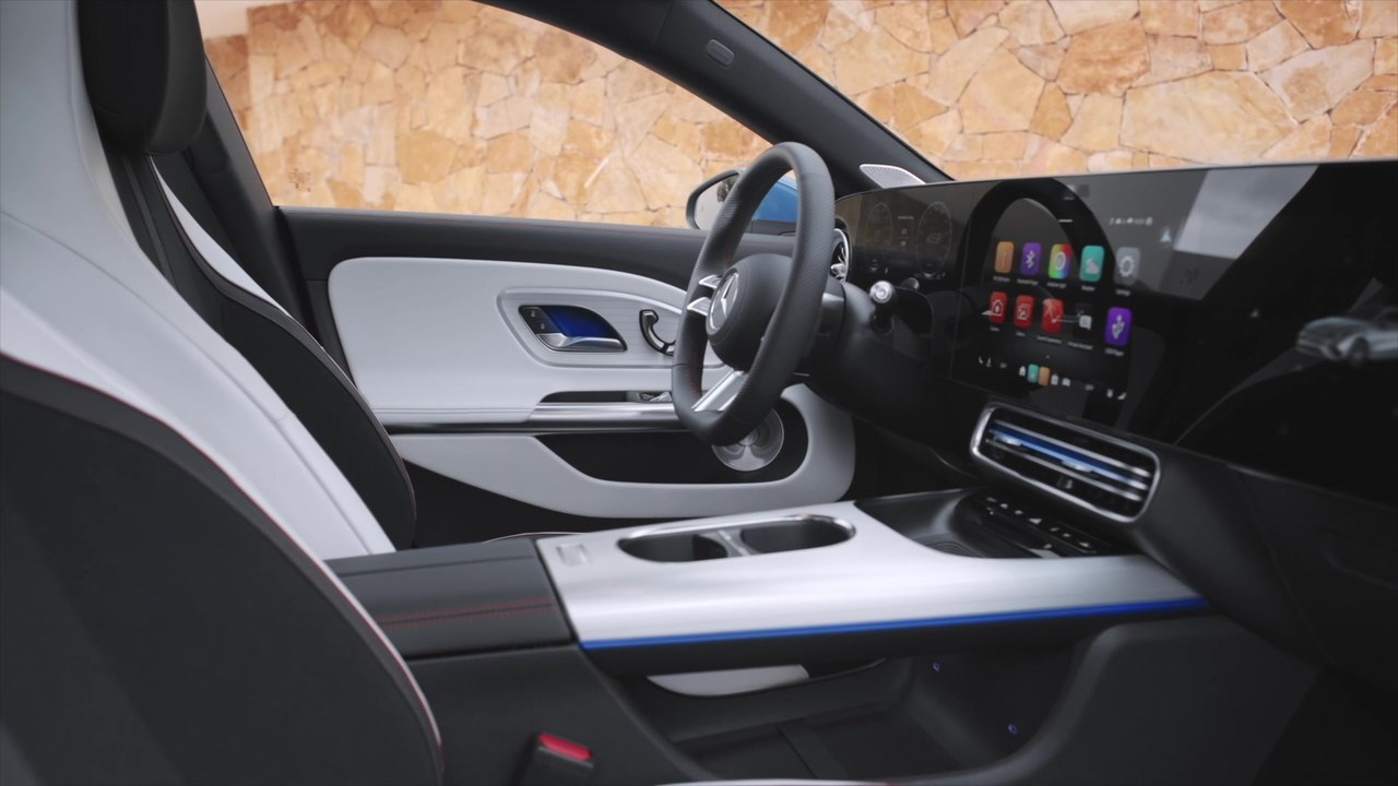 Der neue Mercedes-Benz CLA - Lichtdurchflutetes Ambiente - serienmäßiges Panoramadach mit Wärmeschutz-Beschichtung