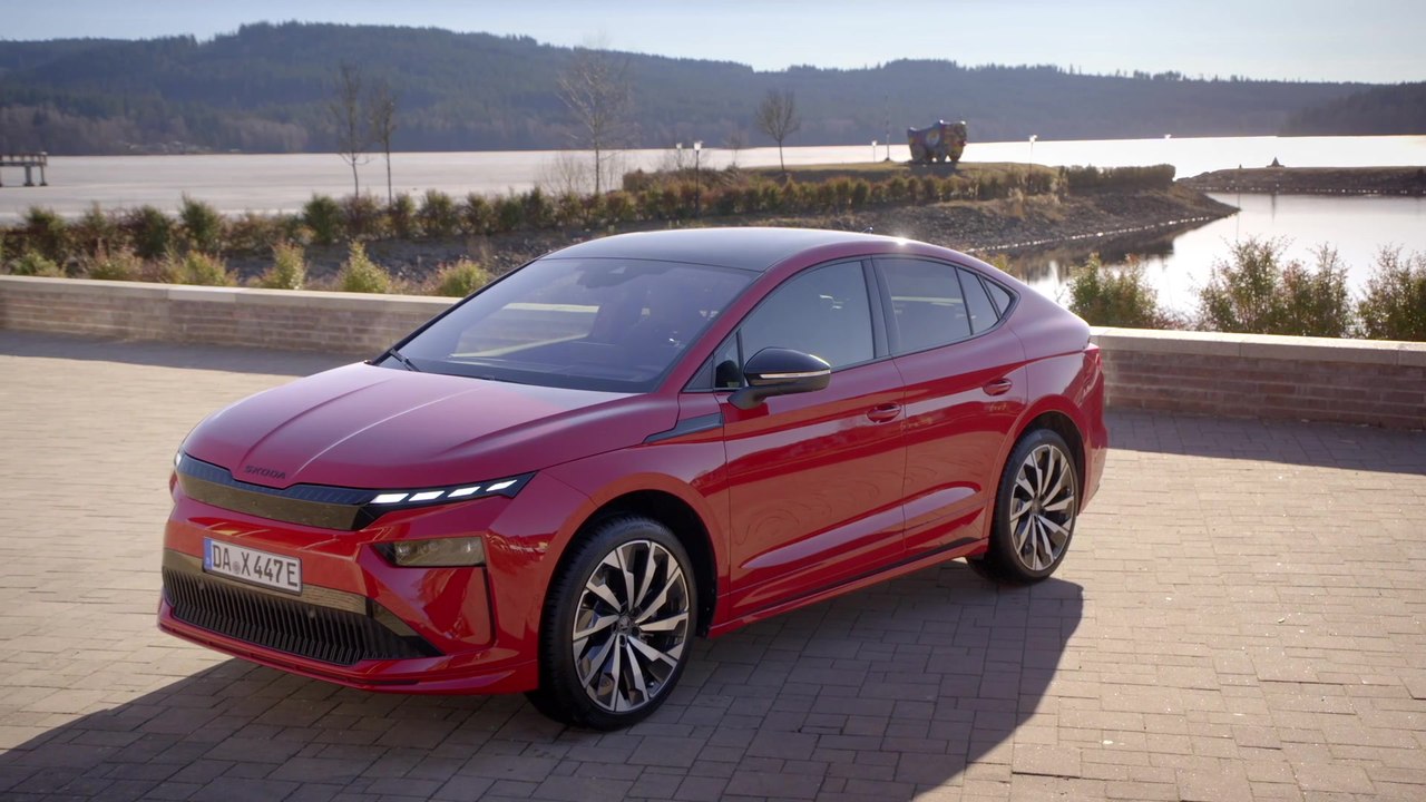 Der neue Škoda Enyaq - Sportline-Version hebt sich durch markante schwarze Designdetails ab