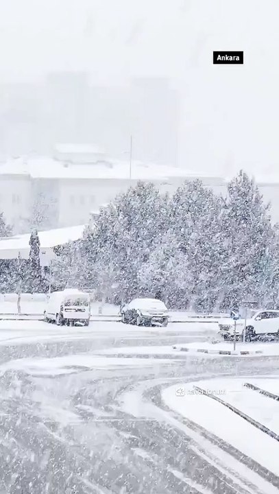 Ankara'da Kar Başladı: Okullar Tatil Edildi
