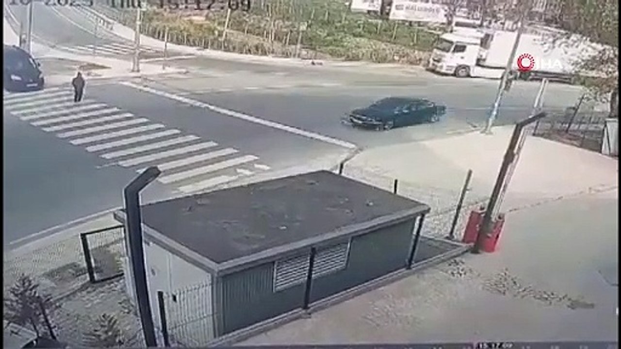 Pendik’te garip olay! Yaya geçidindeki yayanın üzerine otomobilini sürdü