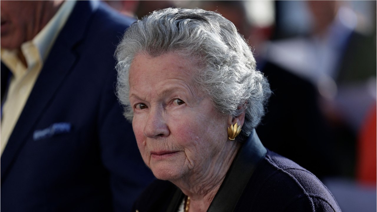 GALA VIDEO - Valéry Giscard d’Estaing : où vit sa veuve Anne-Aymone, âgée de 92 ans ?