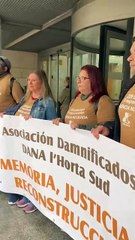 Víctimes de la gota freda davant de la porta de la Ciutat de la Justícia