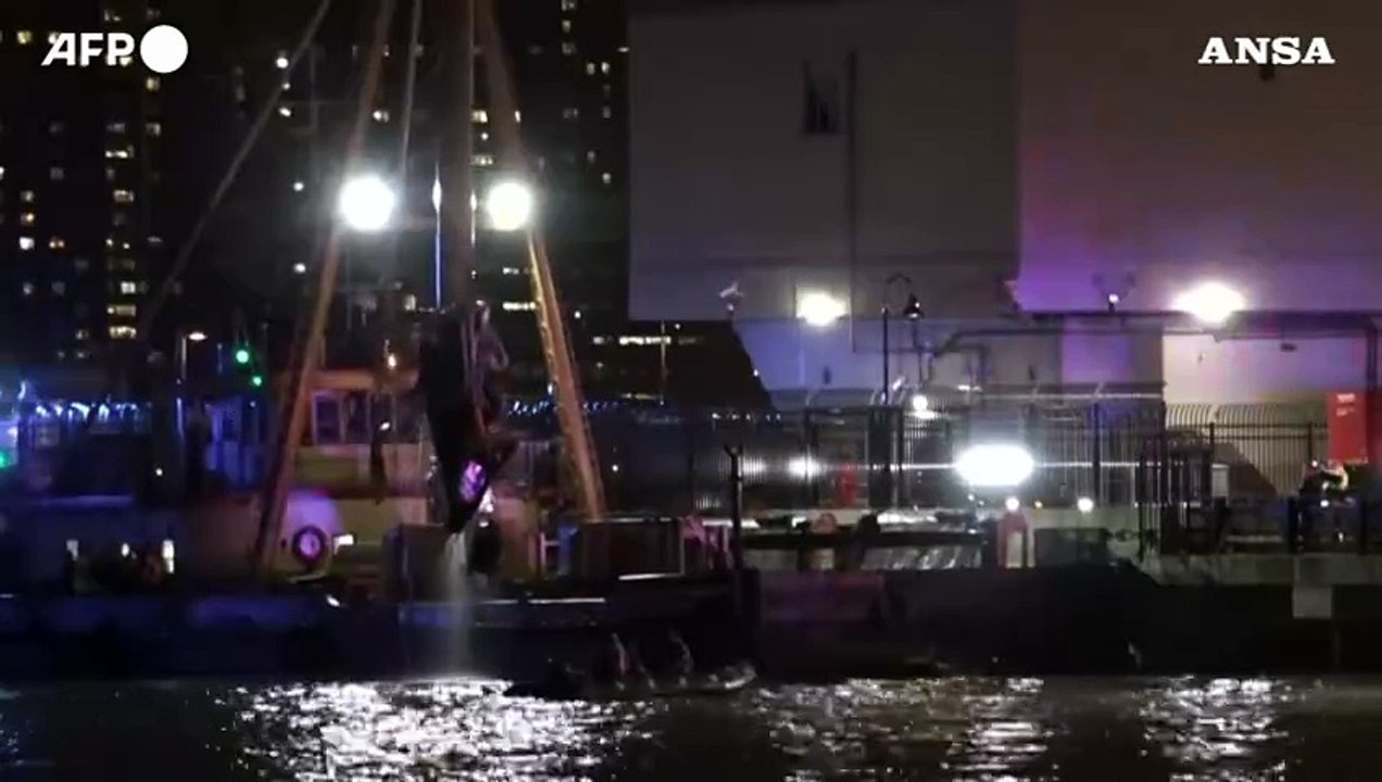 Elicottero caduto nell'Hudson a New York, il recupero dal fiume