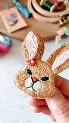 Broche Lapin de Pâques en feutrine brodée à la main