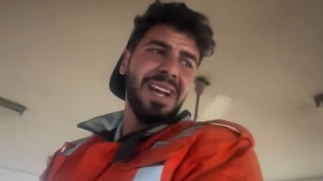 Gaza : il risque sa vie pour sauver un homme coincé sous des décombres