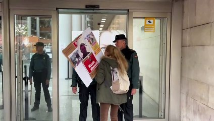 Familiares de víctimas de la DANA gritan "asesinos, cobardes" ante los juzgados