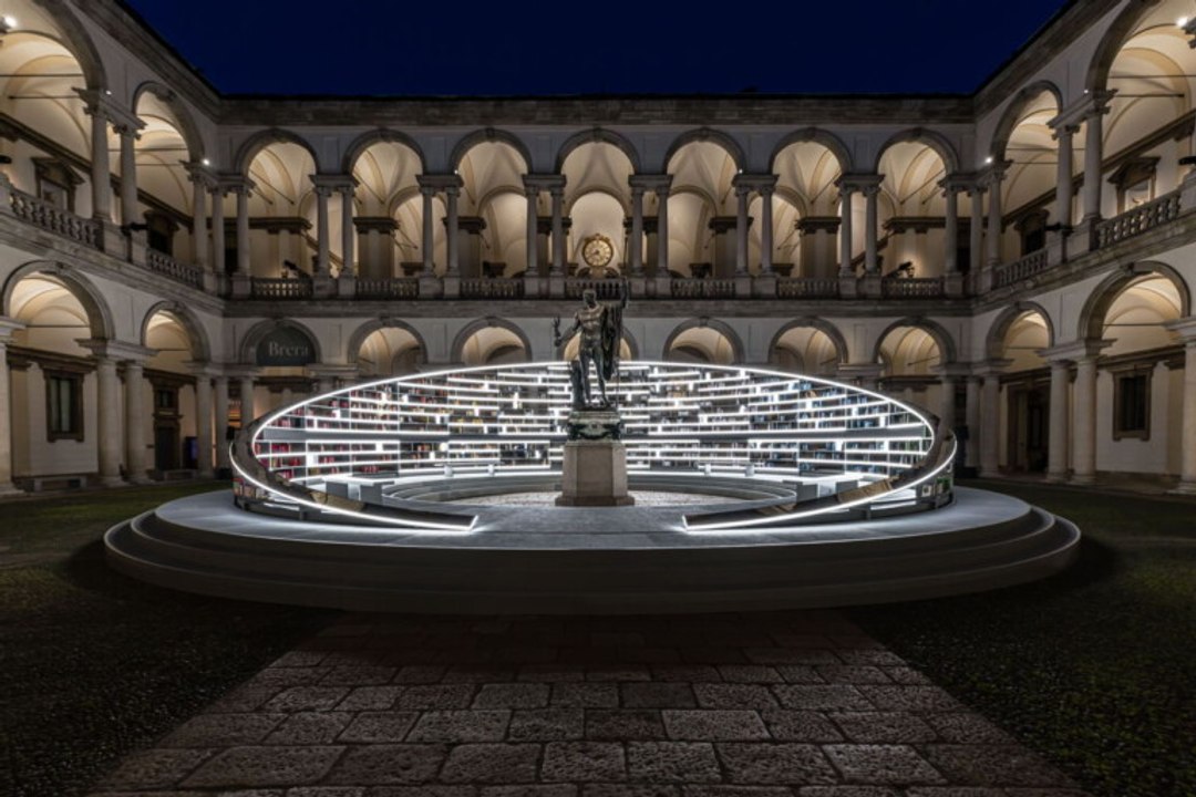 Il video dell'installazione Library of Light progettata da Es Devlin in occasione del Salone del Mobile