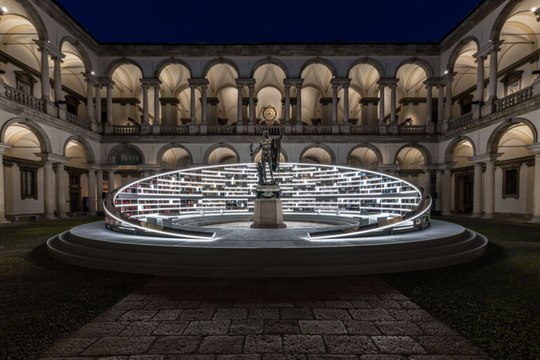 Il video dell'installazione Library of Light progettata da Es Devlin in occasione del Salone del Mobile